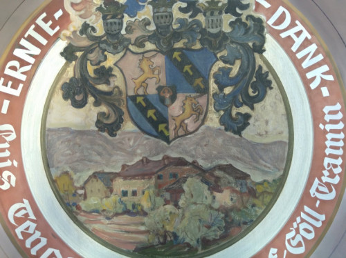 Ansicht Nussbaumerhof in Söll mit Wappen der Familie Tengler Ansicht Nussbaumerhof in Söll mit Wappen der Familie Tengler